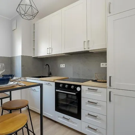 Stylish & Comfy Garbary With Parking By Renters *