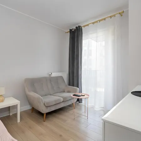 Stylish & Comfy Garbary With Parking By Renters *