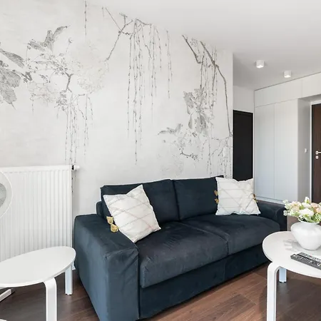 Stylish & Comfy Garbary With Parking By Renters