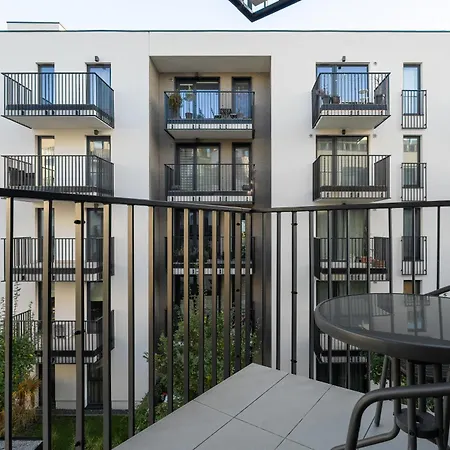 Stylish & Comfy Garbary With Parking By Renters *