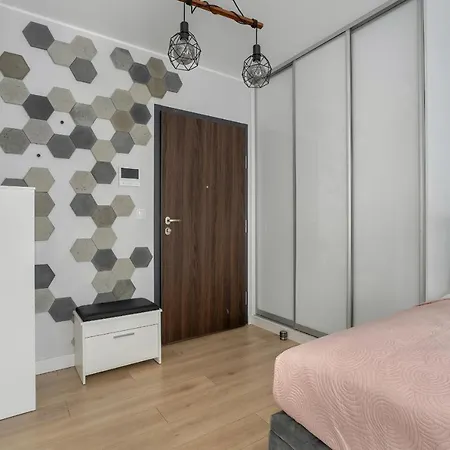 Stylish & Comfy Garbary With Parking By Renters Apartment Posen