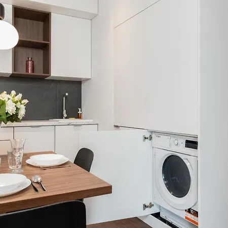 Stylish & Comfy Garbary With Parking By Renters
