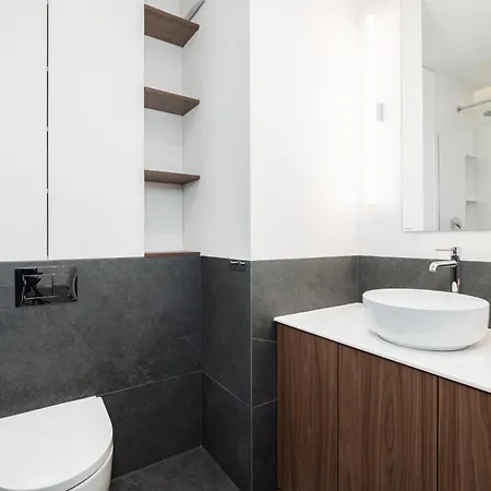 Stylish & Comfy Garbary With Parking By Renters Apartment *