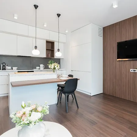 Stylish & Comfy Garbary With Parking By Renters Appartement