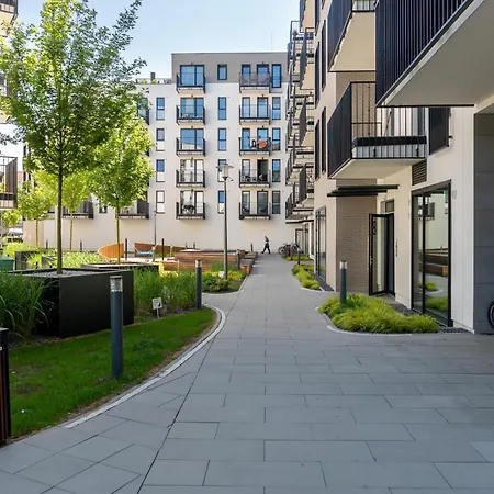 Stylish & Comfy Garbary With Parking By Renters Apartment