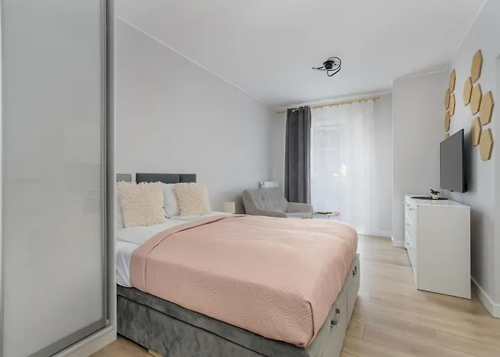 Stylish & Comfy Garbary With Parking By Renters Poznan