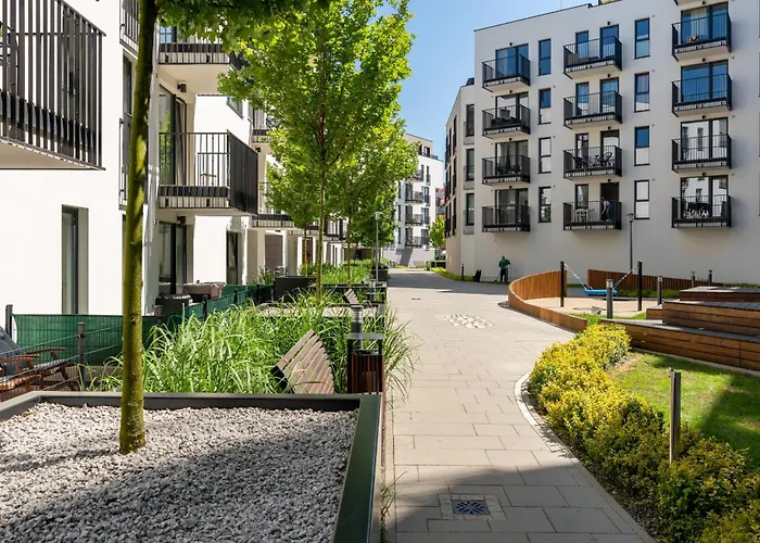 Stylish & Comfy Garbary With Parking By Renters *